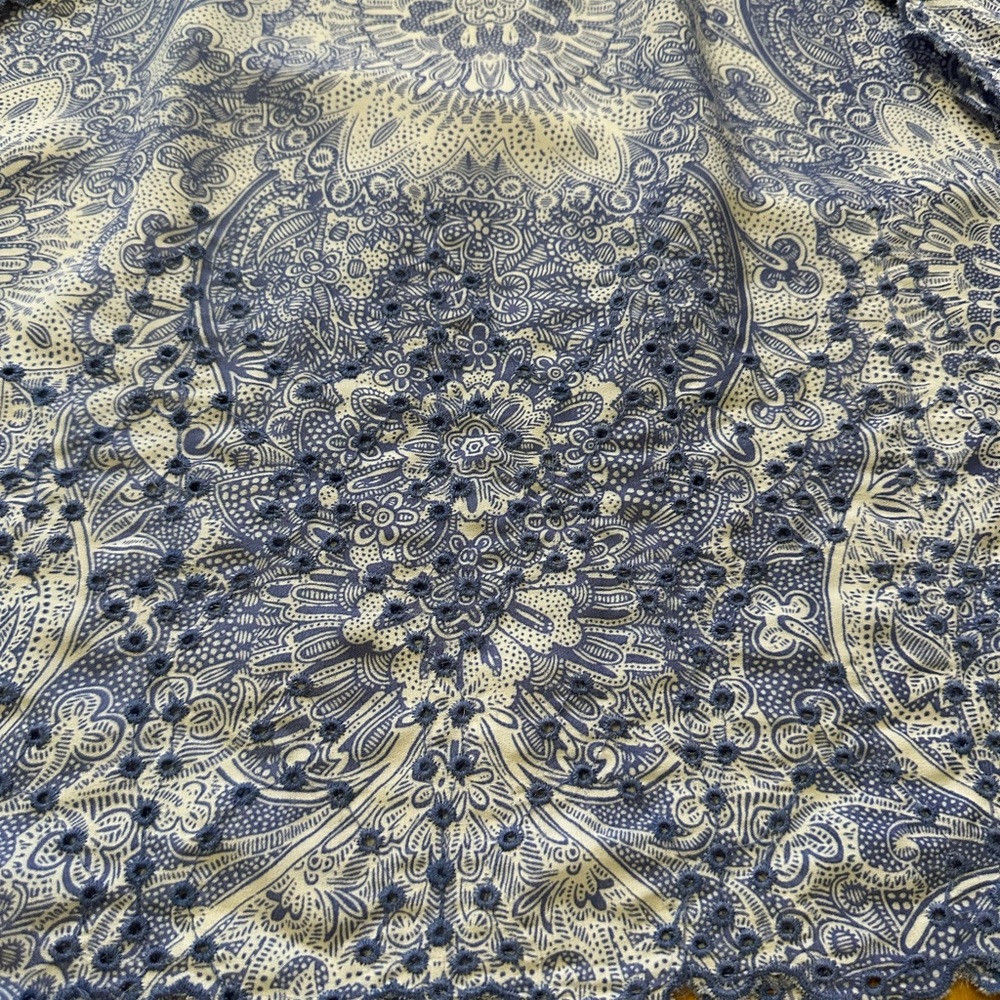 “Multiples” Medium blue and white paisley print w/eyelet border P2P 22" - Picture 5 of 9